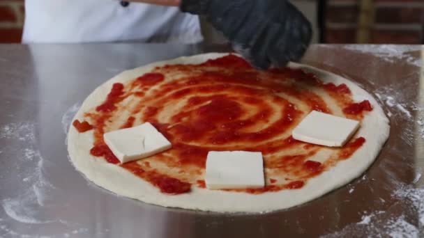 Hef Положить Сыр Тесто Пиццы Томатным Соусом Мучной Поверхности Традиционной — стоковое видео