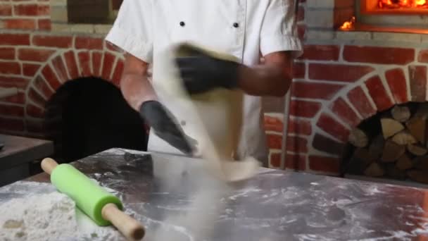 Zbliżenie Ręce Kucharza Pizzy Rzucając Ciasto Pizzy Powietrzu Tradycyjnej Kuchni — Wideo stockowe