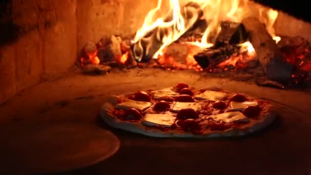 厨师把Margarita披萨和铲子放进烧木柴的烤箱 — 图库视频影像