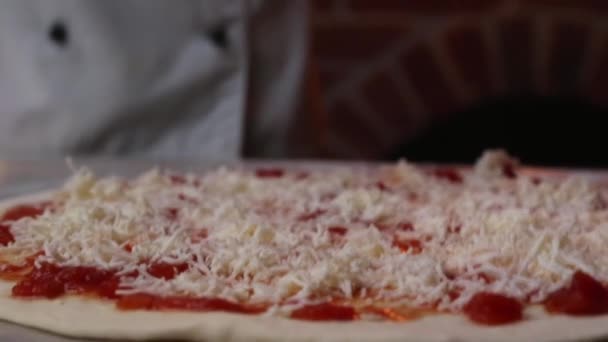 Hef Poner Queso Masa Pizza Con Salsa Tomate Una Superficie — Vídeos de Stock