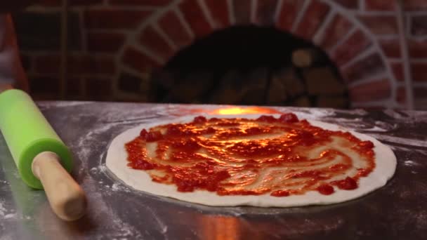 Hef Putting Cheese Pizza Dough Tomato Sauce Floured Surface Traditional — ストック動画