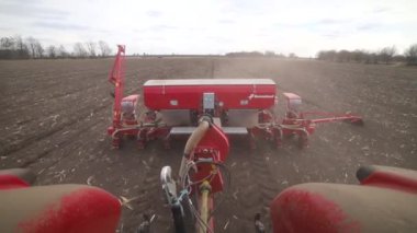 Vinnitsa, Ukrayna - 20 Nisan 2022: Bahar ekimi mevsimi. Traktörlü bir çiftçi tarlasına mısır tohumu ekiyor. İzli ekiciyle mısır ekiyorum. Çiftçilik tohumları. 