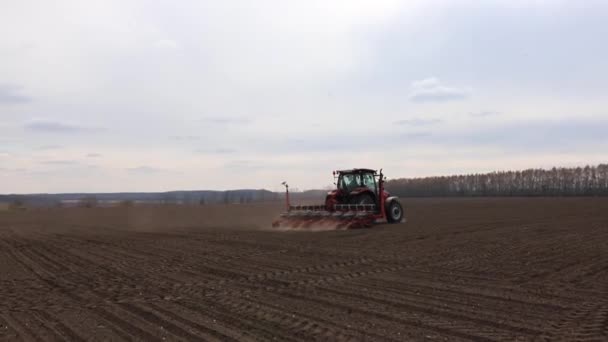 우크라 2022 트랙터를 농사를 농부는 옥수수 뿌리기도 합니다 경작지와 무르익어 — 비디오