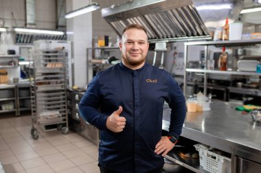 Profesyonel bir restoran şefinin portresi. 