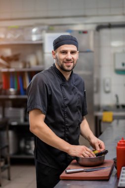 Şef ızgara için sebze marine eder.