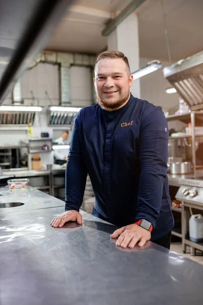 Profesyonel bir restoran şefinin portresi. 