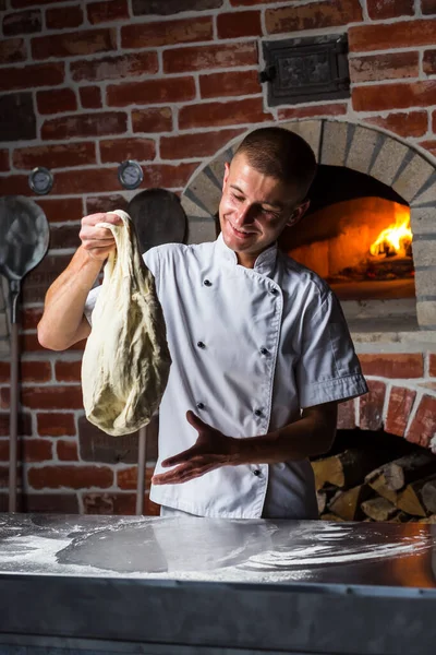 Szef Kuchni Ugniata Ciasto Stole Mąką Gotowania Włoskiej Pizzy Pobliżu — Zdjęcie stockowe