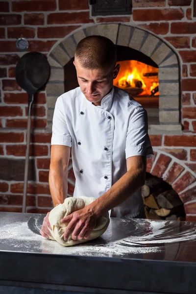 Szef Kuchni Ugniata Ciasto Stole Mąką Gotowania Włoskiej Pizzy Pobliżu — Zdjęcie stockowe
