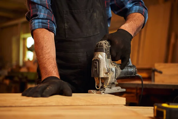 Close Professional Carpenter Hands Sawing Wood Electric Jigsaw Carpentry Workshop — ストック写真