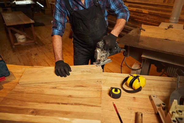 Close Professional Carpenter Hands Sawing Wood Electric Jigsaw Carpentry Workshop — 스톡 사진