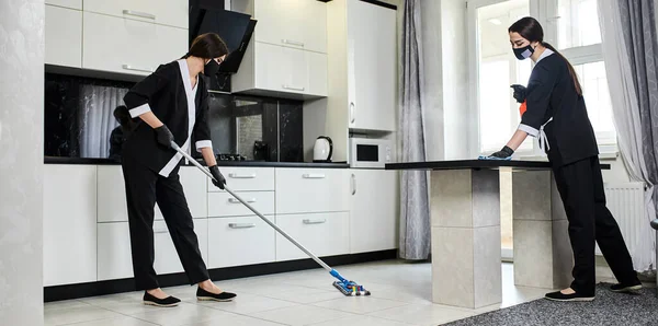 Professioneel Schoonmaakbedrijf Werknemer Rubber Handschoenen Met Een Dweil Verwijdert Vuil — Stockfoto