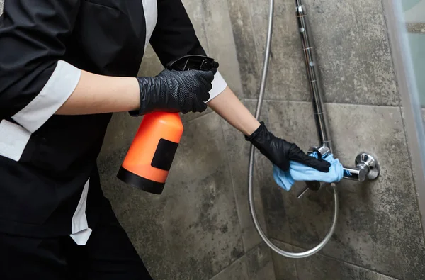 Professionelle Reinigungsfirma Mitarbeiter Gummihandschuhen Mit Sprühflasche Und Blauem Lappen Reinigung — Stockfoto