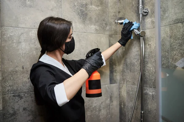 Profesjonalny Pracownik Firmy Sprzątającej Gumowych Rękawiczkach Butelką Sprayu Niebieską Szmatą — Zdjęcie stockowe