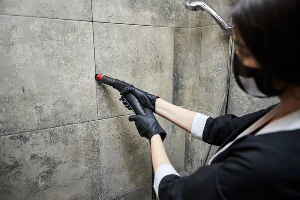 Cleaning Service Company Employee Rubber Gloves Cleaning Tiles Bathroom Professional — ストック写真