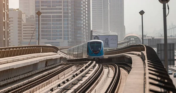 Dubai Birleşik Arap Emirlikleri Kasım 2021 Dubai Metro Treni Gökdelenlerin — Stok fotoğraf