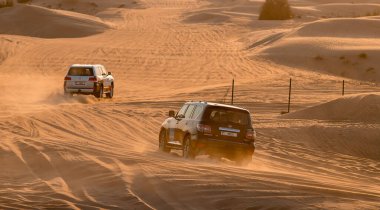 11 Kasım 2021, BAE, Dubai: Dubai veya Abu Dabi 'deki kum tepeleri boyunca çöl Safari' si - turistler için geleneksel eğlence 