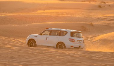 11 Kasım 2021, BAE, Dubai: Dubai veya Abu Dabi 'deki kum tepeleri boyunca çöl Safari' si - turistler için geleneksel eğlence 