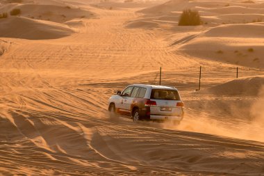 11 Kasım 2021, BAE, Dubai: Dubai veya Abu Dabi 'deki kum tepeleri boyunca çöl Safari' si - turistler için geleneksel eğlence 