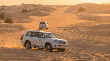 11 Kasım 2021, BAE, Dubai: Dubai veya Abu Dabi 'deki kum tepeleri boyunca çöl Safari' si - turistler için geleneksel eğlence 