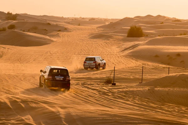 11 Kasım 2021, BAE, Dubai: Dubai veya Abu Dabi 'deki kum tepeleri boyunca çöl Safari' si - turistler için geleneksel eğlence 