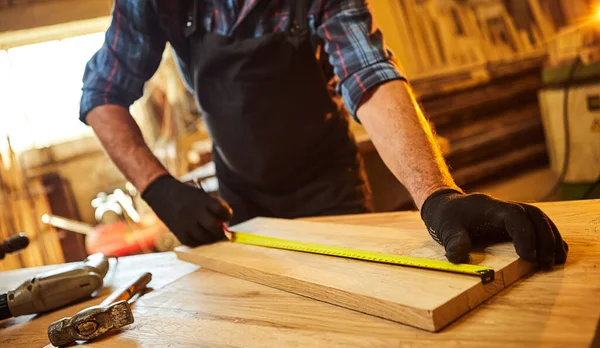 Carpintero Trabajando Con Una Madera Marcando Tablón Con Lápiz Tomando — Foto de Stock