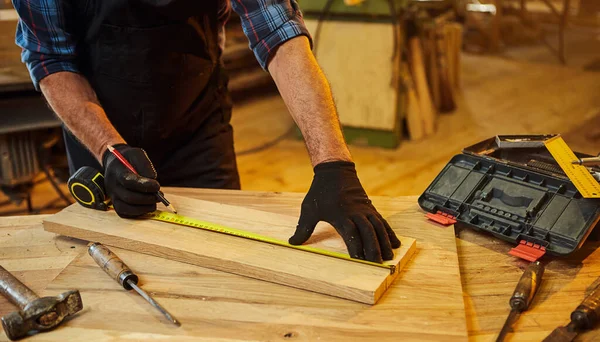 Menuisier Travaillant Avec Bois Marquant Planche Avec Crayon Prenant Des — Photo