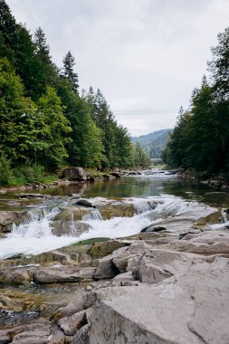 Prut dağı ve şelaleleri Yaremche, Karpatlar ve Ukrayna 'da görülür.