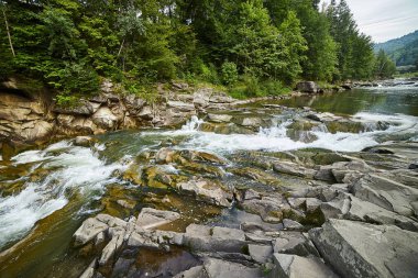 Prut dağı ve şelaleleri Yaremche, Karpatlar ve Ukrayna 'da görülür.