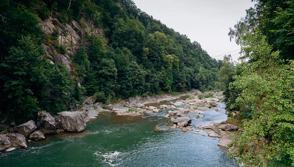 Prut dağı ve şelaleleri Yaremche, Karpatlar ve Ukrayna 'da görülür.
