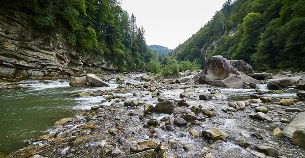 Górska Rzeka Prut Wodospady Probiy Jaremczy Karpaty Ukraina — Zdjęcie stockowe