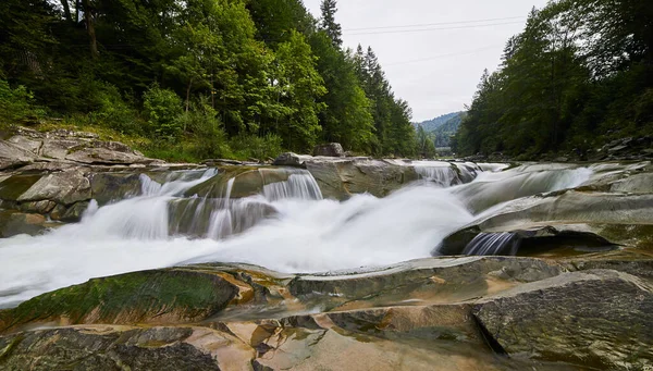 Prut dağı ve şelaleleri Yaremche, Karpatlar ve Ukrayna 'da görülür.