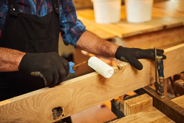 大工の手の圧力と均一な接着木製の棒の上級大工 — ストック写真