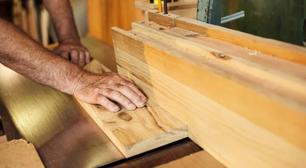 木工制造业中穿着制服的高级木匠在木工机器上工作 — 图库照片