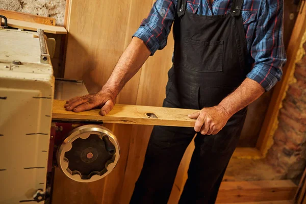 木匠在木匠制造业的木工机器上用木料做制服的高级木匠 — 图库照片