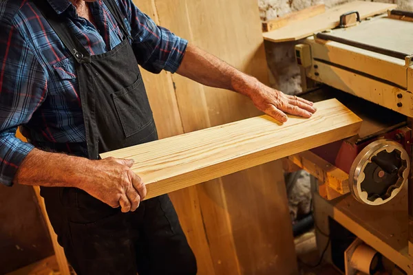 Carpintero Senior Uniforme Trabaja Con Una Madera Una Máquina Carpintería — Foto de Stock