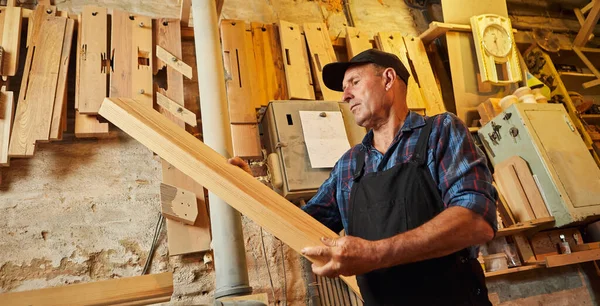 Falegname Senior Uniforme Con Legno Una Macchina Lavorazione Del Legno — Foto Stock