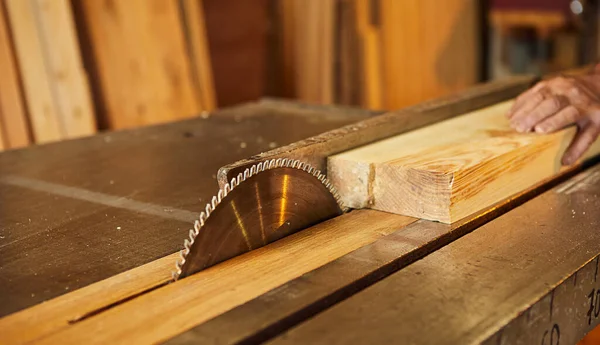 Closeup Wood Cutting Table Electric Circular Saw Senior Professional Carpenter — Stock Photo, Image