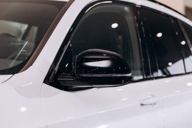 Vinnitsa, Ukrayna - 14 Ocak 2022. BMW IX 3 - yeni model elektrikli SUV araba sunumu galeride - yan ayna