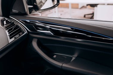 Vinnitsa, Ukrayna - 14 Ocak 2022. BMW IX 3 - yeni model elektrikli SUV araba sunumu galeride - kapı kolu