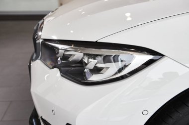 Vinnitsa, Ukrayna - 24 Şubat 2021. BMW Serisi 3 'ün far ışığı - galeride yeni model araba sunumu 