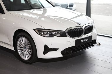 Vinnitsa, Ukrayna - 24 Şubat 2021. BMW Serisi 3 'ün yan görünümü - galeride yeni model araba sunumu 