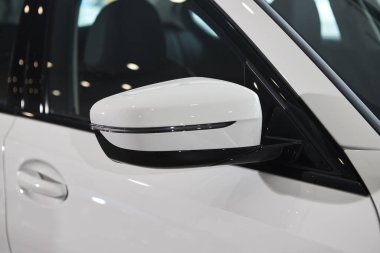Vinnitsa, Ukrayna - 24 Şubat 2021. BMW Serisi 3 'ün yan aynası - galeride yeni model araba sunumu 