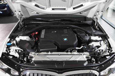 Vinnitsa, Ukrayna - 24 Şubat 2021. BMW Serisi 3 'ün kaputunun altında - galeride yeni model araba sunumu 