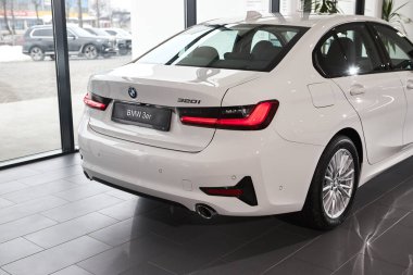 Vinnitsa, Ukrayna - 24 Şubat 2021. BMW Serisi 3 'ün arka planı - galeride yeni model araba sunumu 
