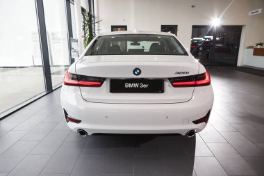 Vinnitsa, Ukrayna - 24 Şubat 2021. BMW Serisi 3 'ün arka planı - galeride yeni model araba sunumu 