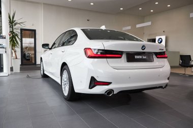 Vinnitsa, Ukrayna - 24 Şubat 2021. BMW Serisi 3 'ün arka planı - galeride yeni model araba sunumu 