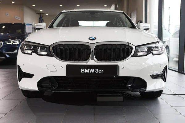 Vinnitsa, Ukrayna - 24 Şubat 2021. BMW Serisi 3 'ün ön görüntüsü - galeride yeni model araba sunumu 