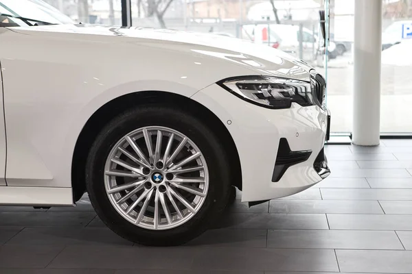 Vinnitsa, Ukrayna - 24 Şubat 2021. Çarkıfelek BMW Serisi 3 - galeride yeni model araba sunumu 