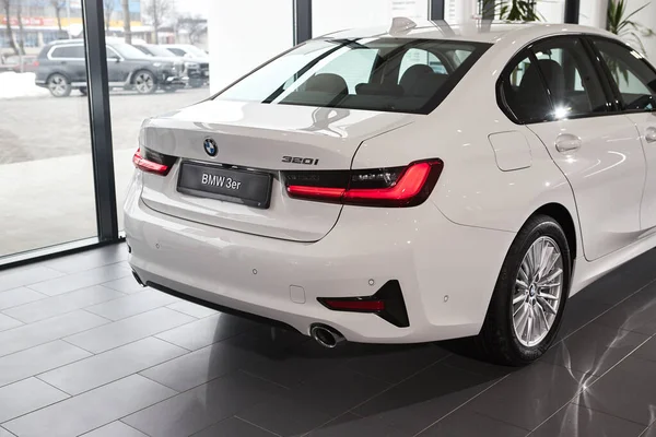 Vinnitsa, Ukrayna - 24 Şubat 2021. BMW Serisi 3 'ün arka planı - galeride yeni model araba sunumu 