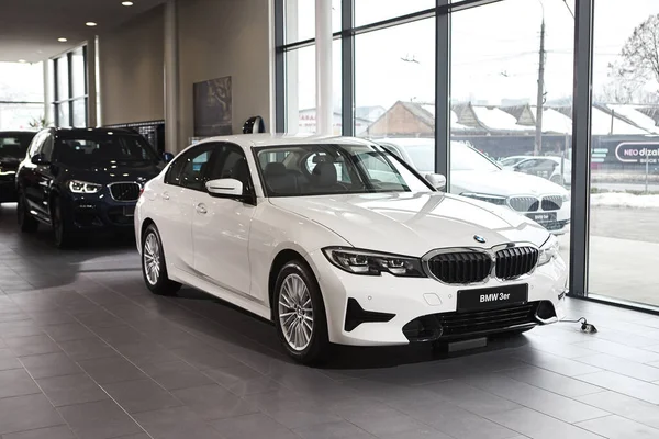 Vinnitsa, Ukrayna - 24 Şubat 2021. BMW Serisi 3 'ün yan görünümü - galeride yeni model araba sunumu 